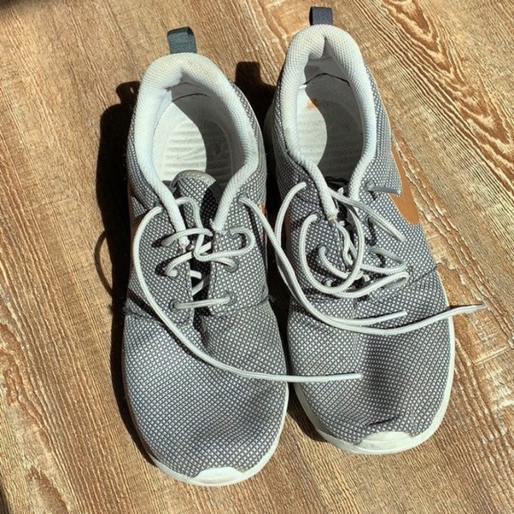 Nike Women's Roshe One Anthracite/Metallic Gold-Wolf Grey 511882-070 - Picture 4 of 6